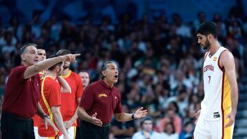 Sergio Scariolo, seleccionador española, habla con Santiago Aldama.