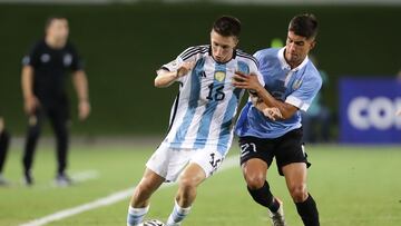 AMDEP6118. VALENCIA (VENEZUELA), 02/02/2024.- Erico Cuello (d) Argentina disputa el bal車n con Renzo S芍nchez de Uruguay hoy, en un partido del Torneo Preol赤mpico Sudamericano Sub-23 en el estadio Polideportivo Misael Delgado en Valencia (Venezuela). EFE/ Rayner Pe?a R.