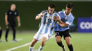 AMDEP6118. VALENCIA (VENEZUELA), 02/02/2024.- Erico Cuello (d) Argentina disputa el balón con Renzo Sánchez de Uruguay hoy, en un partido del Torneo Preolímpico Sudamericano Sub-23 en el estadio Polideportivo Misael Delgado en Valencia (Venezuela). EFE/ Rayner Peña R.
