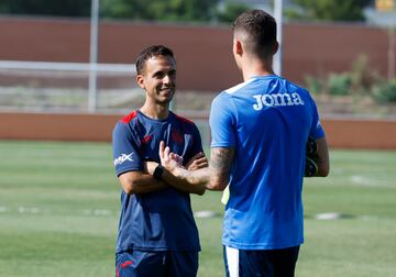 Borja Jiménez conversa con Dani Raba durante un entrenamiento del Leganés. 