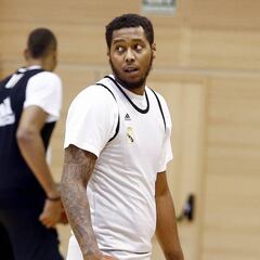 Thompkins, en Estados Unidos por el fallecimiento de su madre