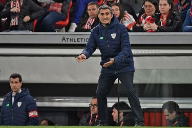 Ernesto Valverde da instrucciones a sus jugadores gesticulando con los brazos.