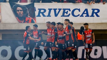 Futbol, Deportes Limache vs Deportes La Serena.
Fecha 30, campeonato nacional 2025.
El jugador de Deportes Limache, Daniel Castro, celebra con sus companeros su gol contra Deportes La Serena durante el partido de primera division realizado en el estadio Lucio Farina de Quillota, Chile.
06/12/2025
Raul Zamora/Photosport
Football, Deportes Limache vs Deportes La Serena.
30th round, 2025 national championship.
Deportes Limache’s player Daniel Castro, celebrates with teammates after scoring against Deportes La Serena during the first division match at the Lucio Farina stadium in Quillota, Chile.
06/12/2025
Raul Zamora/Photosport