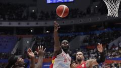 Jakarta (Indonesia), 03/09/2023.- Usman Garuba of Spain (C) in action against Dillon Brooks of Canada (R) during the FIBA Basketball World Cup 2023 group stage second round match between Spain and Canada in Jakarta, Indonesia, 03 September 2023. (Baloncesto, España) EFE/EPA/MAST IRHAM
