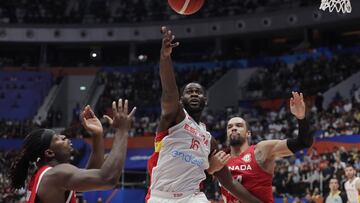 Jakarta (Indonesia), 03/09/2023.- Usman Garuba of Spain (C) in action against Dillon Brooks of Canada (R) during the FIBA Basketball World Cup 2023 group stage second round match between Spain and Canada in Jakarta, Indonesia, 03 September 2023. (Baloncesto, España) EFE/EPA/MAST IRHAM
