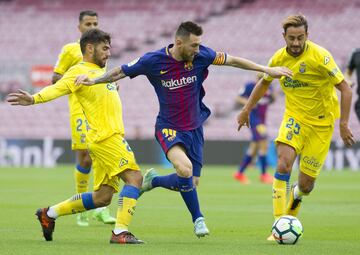 Messi entre dos jugadores de Las Palmas.