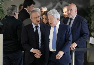 El presidente del Atlético de Madrid, Enrique Cerezo, con Florentino Pérez.