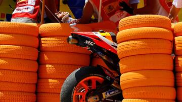Marc Márquez retirado en camilla en Jerez con su Honda en primer plano.