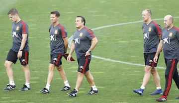 El cuerpo técnico de la selección española. El seleccionador  Robert Moreno, Jesús Casas (segundo entrenador), Joaquín Valdés (psicólogo), Juanjo González (técnico analista) y José Manuel Ochotorena (entrenador de porteros).