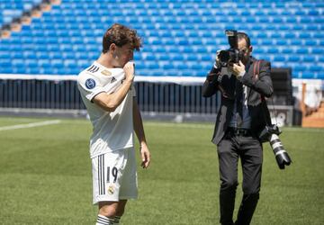 El jugador donostiarra ha sido presentado en el estadio Santiago Bernabéu de la mano de Florentino Pérez y acompañado de su familia.