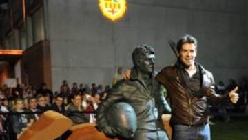<b>CON SU DOBLE. </b>Checa, con la estatua realizada en su honor.