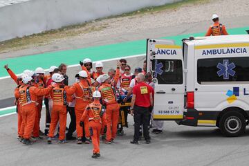 Francesco Bagnaia se quedó en medio de la pista y le pasó una KTM (Binder) por encima de la pierna. Las asistencias médicas le socorrieron de inmediato.