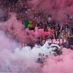 Guerra de bombas de humo en Clásico Nacional; ‘Pollo’ Briseño explota contra su propia afición