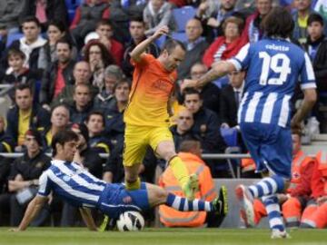 Raul Rodriguez trata de parar a Andrés Iniesta.