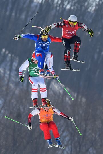 Kevin Drury de Canadá, Arnaud Bovolenta de Francia, Semem Denishchikov de atletas olímpicos de Rusia y Robert Winkler de Austria compitiendo en los cuartos de final de la prueba de Esquí Freestyle masculino de los Juegos Olímpicos de Invierno PyeongChang 2018. 