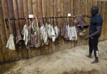 El luchador senegales Dieylani Pouye recoge un par de pantalones cortos antes de una sesión de entrenamiento en el club Ginebra en Carouge cerca de Ginebra. Pouye intentará clasificarse para el evento de lucha libre de Swiss Alpine Festival Federal de este año, el deporte más antiguo de Suiza, que se celebrará del 31 de agosto y 1 de septiembre