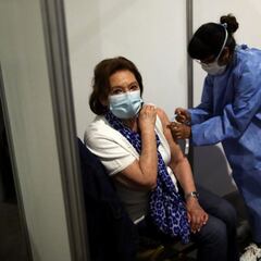 A healthcare worker administers a dose of the Oxford-AstraZeneca coronavirus disease (COVID-19) vaccine, marketed by the Serum Institute of India (SII) as COVISHIELD, to Esther Resmik, 81, at a vaccination center in Buenos Aires, Argentina February 22, 2021. REUTERS/Agustin Marcarian