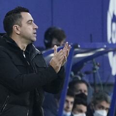 Xavi 'dribla' el amistoso para siete futbolistas