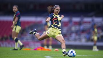 Dalia Molina durante el calentamiento antes de un partido con el Am&eacute;rica