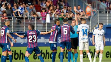 EIBAR (GUIPÚZCOA), 03/06/2023.- El árbitro Gálvez Rascón (3-d) expulsa al defensa del Eibar Anaitz Arbilla (2-i) durante el partido de ida de semifinales de playoff de ascenso de Segunda División entre la SD Eibar y el Deportivo Alavés, este sábado en el estadio de Ipurúa, en Eibar. EFE/ Juan Herrero
