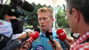 Alexander Vinokourov durante el pasado Tour de Francia mientras atiende a los medios de comunicaci&oacute;n.