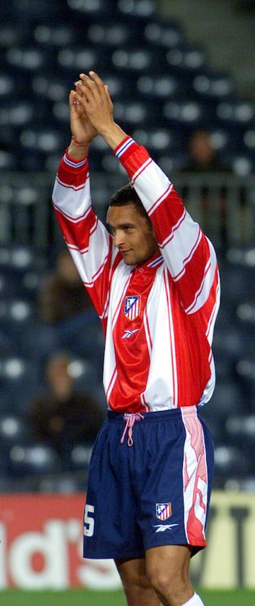 En el año que el Atlético de Madrid descendió a Segunda lleó el jugador de Montevideo. únicamente jugó cuatro partidos con la camiseta del club. Tras ese año se marchó.