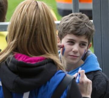 Una aficionada del Real Madrid en el entrenamiento del Barça