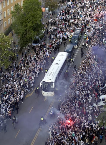 Espectacular recibimiento de la afición del Real Madrid al autobús del equipo blanco.