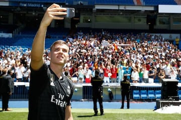 Lunin, durante su presentaci&oacute;n con el Real Madrid el verano de 2018.