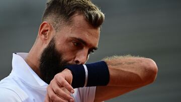 El tenista francés Benoit Paire reacciona durante su partido ante Federico Coria en Roland Garros 2020.