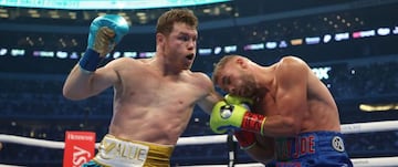 Canelo Alvarez golpea a Billy Joe Saunders durante su combate.