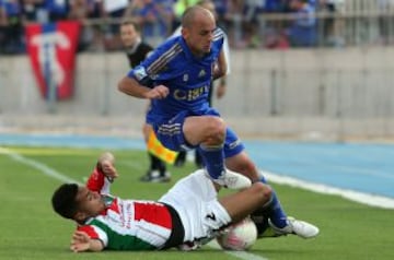 Lorenzetti pelea el balón con el defensa de Palestino Paulo Díaz.