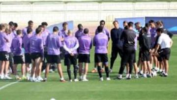 <b>ANÁLISIS. </b>Manuel Pellegrini dialogó ayer sobre la hierba del estadio de atletismo con su plantilla durante 20 minutos.