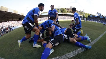 Futbol, Huachipato vs Audax Italiano
Trigesima fecha, campeonato Nacional 2023.
El jugador de Huachipato Cris Martinez centro celebra con sus companeros su gol contra Audax Italiano durante el partido de primera division disputado en el estadio CAP de Talcahuano, Chile.
08/12/2023
Marco Vazquez/Photosport
Football, Huachipato vs Audax Italiano
30th date, 2023 National Championship.
Huachipato player Cris Martinez, center, celebrates with teammates after scoring against Audax Italiano during the first division match held at the CAP stadium in Talcahuano, Chile.
08/12/2023
Marco Vazquez/Photosport