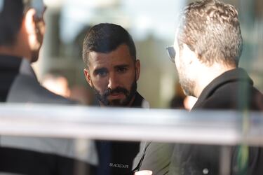 José Luis Gayà, capitán del Valencia CF, en el tanatorio de Valencia para despedir a José Manuel Ochotorena.