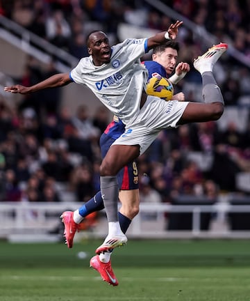 Moussa Benavidez, del Deportivo Alav谷s, y Robert Lewandowski, del FC Barcelona, disputan el bal車n durante el partido de jornada 22 entre el FC Barcelona y el Deportivo Alav谷s en el Estadio Ol赤mpico de Montju?c, el 2 de febrero de 2025 en Barcelona. El encuentro acab車 1-0 con el polaco como autor del 迆nico gol.