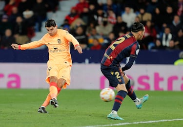 0-1. Centro raso de Marcos Llorente desde la derecha y Álvaro Morata, en el segundo palo, remata para marcar el primer gol.