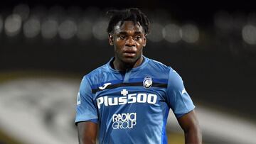 Duván Zapata durante un partido con Atalanta.