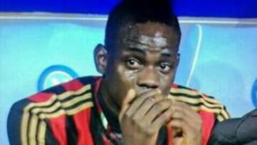 Balotelli llora en la derrota del Milan contra el Nápoles