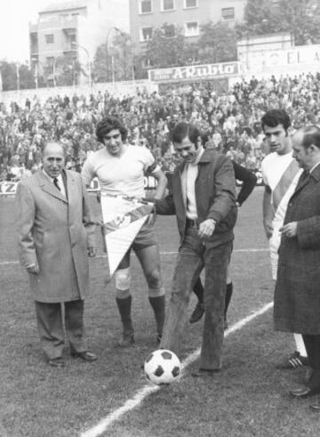 Pedro Carrasco realizando el saque de honor antes de un encuentro del Rayo en Vallecas tras proclamarse campeón del mundo en 1971.
 
