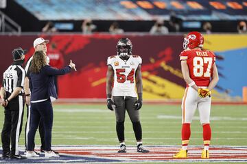 Lavonte David y Travis Kelce, capitanes de Chiefs y Buccaneers, protagonizaron el lanzamiento de la moneda, el cual fue para Kansas City.