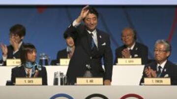 El primer ministro japonés, Shinzo Abe (c), saluda durante la 125 sesión del Comité Olímpico Internacional (COI), hoy en Buenos Aires (Argentina), en la que la candidatura de Tokio 2020.