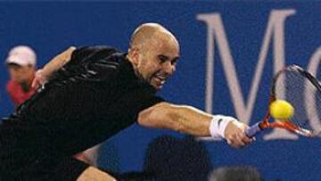 <b>SUPERADO.</B> André Agassi no pudo, a pesar de su esfuerzo, con la gran calidad del suizo Federer.