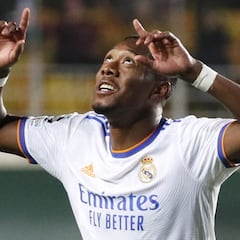 "Muchos no hablan inglés, lo que me obliga a hablar español"