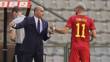 Roberto Mart&iacute;nez felicita a Carrasco en el B&eacute;lgica-Grecia.