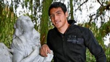 <b>FUTBOLISTA DE RAZA. </b>Imagen de Monzón en ese impagable Parque Maria Luisa, anexo a La Raza.