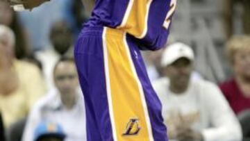 Bryant dolorido en el partido ante los Hornets.