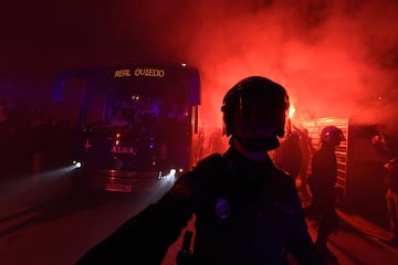 Gran expectación en la llegada del autobús del Real Oviedo al estadio Carlos Tartiere para medirse al Sporting de Gijón en la decimocuarta jornada de la Liga 1|2|3. 