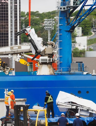 Los escombros del sumergible Titan, recuperados del fondo del ocano cerca del naufragio del Titanic, se descargan del barco Horizon Arctic en el muelle de la Guardia Costera canadiense en San Juan de Terranova.