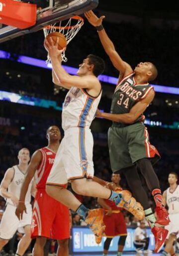 Steven Adams entra a canasta contra Antetokounmpo.